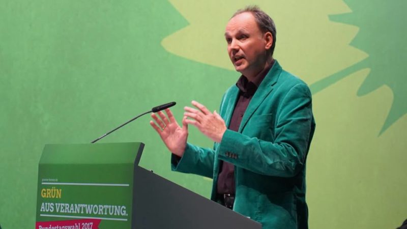 Wolfgang während seiner Rede: "Uns geht es nicht um die Frage, wo du herkommst, sondern darum, wo willst du hin!" Es geht um den Einsatz für den sozialen und ökologischen Wandel - und gegen die ANGST!"